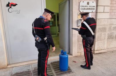 Bitetto, beccato con una roncola, va dai cc con una bombola del gas: «Vi faccio saltare in aria»