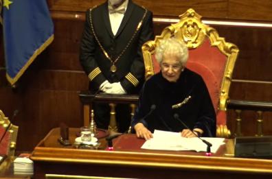 Liliana Segre presiede l'Aula e cita la Shoah: «100 anni dalla Marcia su Roma, emozione enorme»