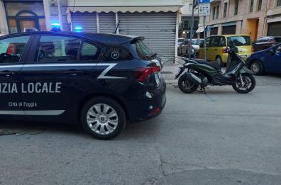 Foggia, impatto con un'auto: feriti due giovani a bordo di una moto