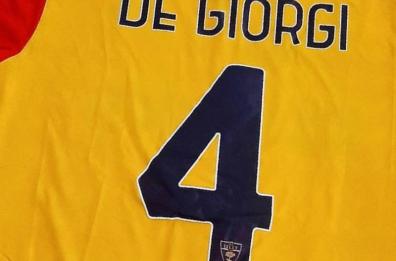 La maglia giallorossa al coach Fefè De Giorgi