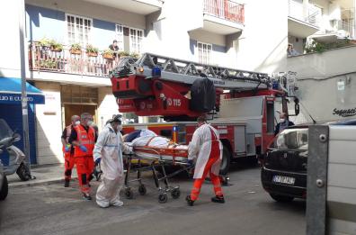 Bari, un uomo obeso si rompe la gamba in casa: portato giù dal 7° piano con l’autoscala