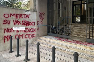 Lecce, raid notturno dei No vax  al Dipartimento di prevenzione della Asl