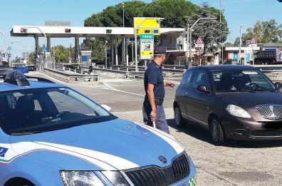 Furgone contromano in autostrada nella Bat: fermato dalla polizia stradale