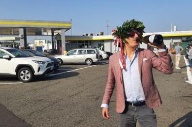 C'è la partita del Bari, e il tifoso per non perderla si laurea in autogrill