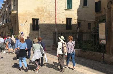 Erbacce davanti alla chiesetta nel cuore di Lecce: turisti indignati