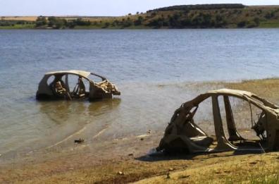  Cerignola, scempio nell'invaso: dall'acqua emergono decine di auto rubate