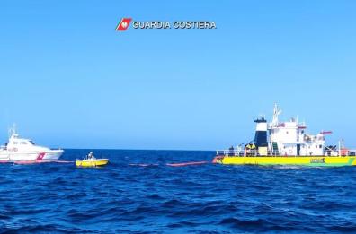 Gallipoli, c'è una nave che perde olio in mare, ma è solo un'esercitazione