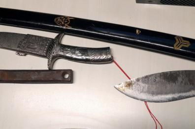 Brindisi, minaccia di morte i genitori: in casa pugnali, un katana e un'ascia
