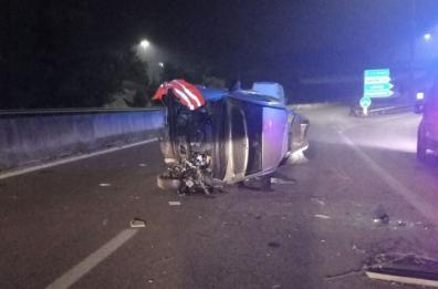 L'auto si cappotta sulla Tangenziale Est di Lecce: illesa una coppia di ragazzi