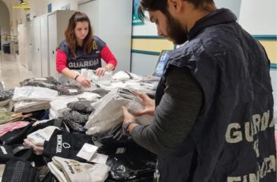 Potenza, capi firmati ma contraffatti: scattano sequestro e denuncia 