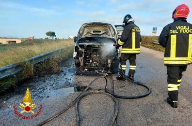 Brindisi, a fuoco furgone sulla rampa di uscita della litoranea salentina