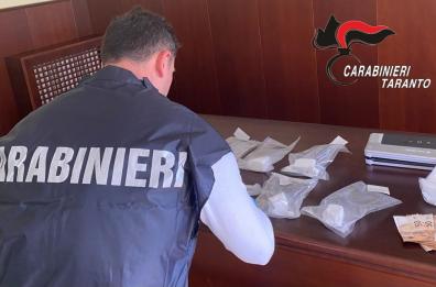 Nascondeva 900 grammi di droga a casa, arrestato 28enne a Taranto
