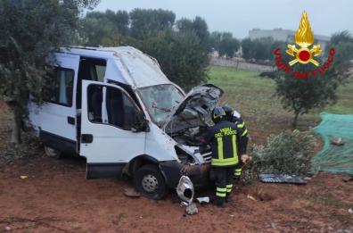 Ostuni, auto fuoristrada alle prime ore del mattino: tre feriti