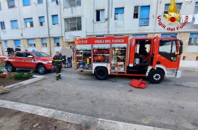 Brindisi, scoppia incendio da candela lasciata accesa: fiamme al rione Paradiso
