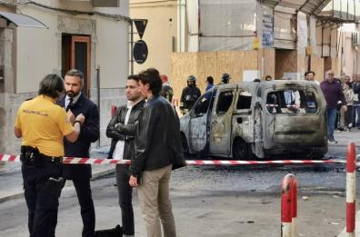 Barletta, rapinano il portavalori e poi fuggono incendiando un furgone per strada (Foto/Video)