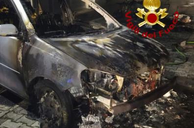 Cavallino, a fuoco 16 auto all'interno di una concessionaria: si indaga. Cc: «Rogo doloso»