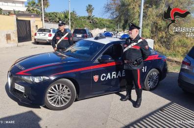 Taranto, imbrattavano case e auto con uova, farina e spray: 2 minori segnalati alla Procura