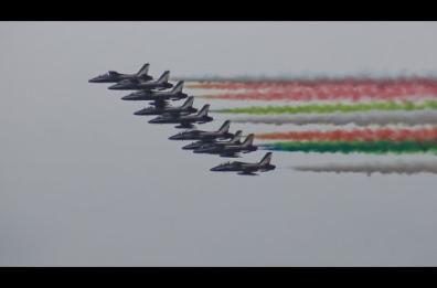 Mattarella a Bari, lo spettacolo delle Frecce Tricolori in cielo. I parà saltati per il forte vento