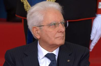 Mattarella a Bari insieme a Crosetto per la Festa delle Forze Armate: cerimonia al sacrario, poi parata sul lungomare. «Abituati alla pace, ora si muore nel cuore d'Europa»