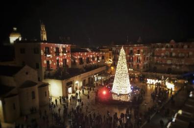 Bari, Decaro: «A Natale ci saranno albero e luci ma la festa sarà più sobria»