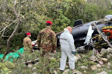 Elicottero precipitato nel Foggiano, recuperate le 7 salme: autopsia solo sui 2 piloti. Si cerca la scatola nera. La camera ardente del medico è stata allestita in ospedale