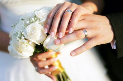 La Spezia: uomo muore, la ex sposa e la compagna lo piangono, ma all'obitorio spunta l'esistenza di una terza moglie