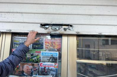 Foggia, i ladri ripuliscono l'edicola: portati via i giocattoli dei bambini