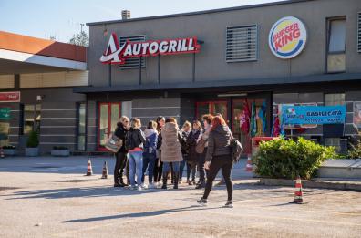  A Potenza Autogrill chiude: i 16 dipendenti in strada continuano a protestare