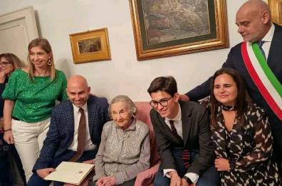 Bari, nonna Rosanna sconfigge il Covid per ben due volte e spegne 100 candeline
