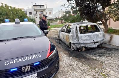 Matino, cospargono l'auto di un operaio di benzina e le danno fuoco: mistero