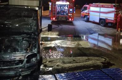Brindisi,  il furgone  va a fuoco nel porto sulla rampa di un traghetto