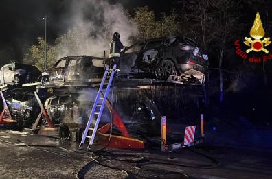 Potenza, l'autotreno va a fuoco sul raccordo dell'autostrada