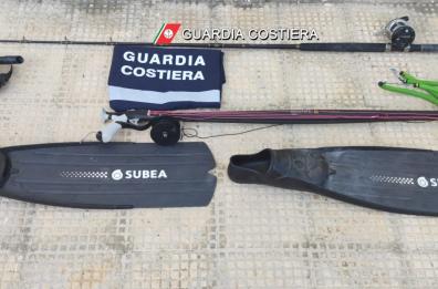 Porto Cesareo, a pesca in area marina protetta: barca e sub sanzionati