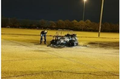 Car sharing a Bari, minicar si ribalta e prende fuoco vicino lo stadio