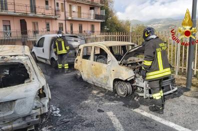 Ruoti, 4 auto avvolte dalle fiamme in piazza: nessun ferito