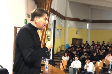 «Movida drug free» a Lecce. A scuola il prete antimafia don Antonio Coluccia