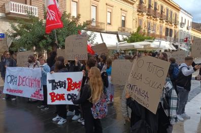 «Su scuole, università e città decidiamo noi!», studenti in corteo in tutta la regione FT/VD