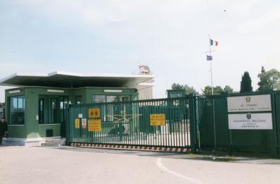 Foggia, tangenti fino a 40mila euro per superare concorso in Aeronautica: perquisizioni 