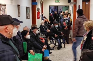 Canosa, tutti insieme affollati nell’«Ufficio invalidi»