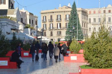 Bari, tra mercatini, alberi e luci si avvia la macchina del Natale