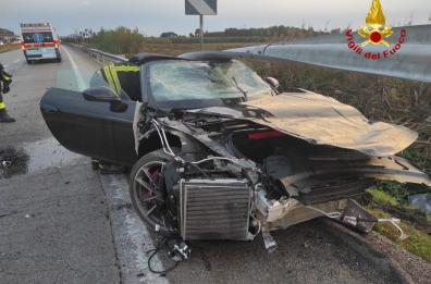 Auto fuori strada sulla provinciale 613 Brindisi-Lecce, un uomo ferito