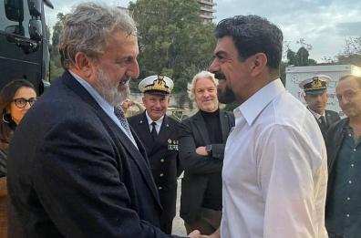 Taranto, il governatore Emiliano incontra Favino sul set de «Il Comandante»