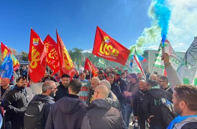 Taranto, sciopero all'ex Ilva con presidio e corteo: «Non ci fermeremo se non avremo risposte. Stato acquisisca il controllo della fabbrica»