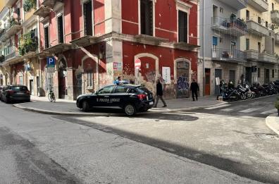 Bari, l’auto della Polizia Municipale lasciata sul marciapiede