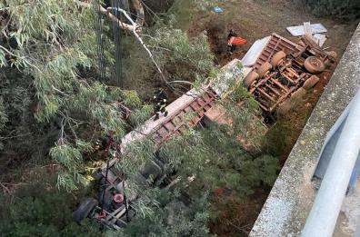 Il tir sfonda il guardrail e precipita nel viadotto: un morto a Matera
