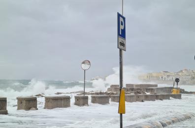 Salento, le mareggiate hanno inghiottito gli arenili a Gallipoli e Porto Cesareo. Avviso di burrasca alle Tremiti