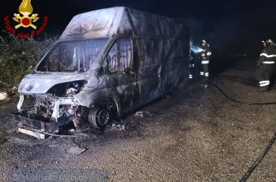 Potenza, Vigili del Fuoco all'opera per un'auto e un camion in fiamme