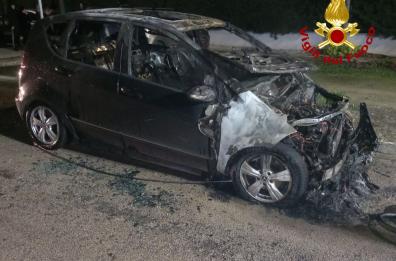 Notte di fuoco nel Salento: bruciate tre auto a Lecce e Casarano