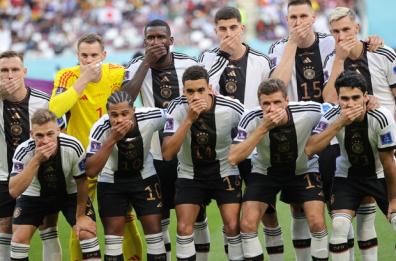 Mondiali, la Germania fa foto di squadra tappandosi la bocca contro censure Fifa