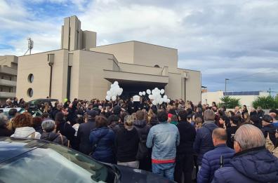 Monopoli, tanto dolore per l’ultimo saluto a Sofia, che si è uccisa a 13 anni. Si attende l'analisi del cellulare